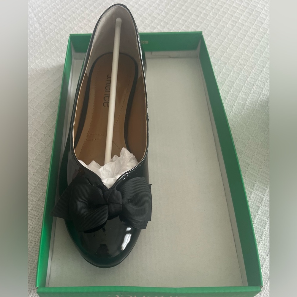 J.Renee Cameo Bow Pump 7.5 D Black Faux Patent. Gently used